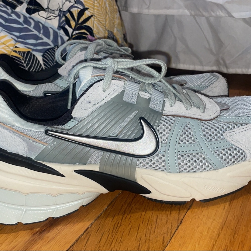 Nike women’s V2K RUN light pumice/chrome Running Shoes